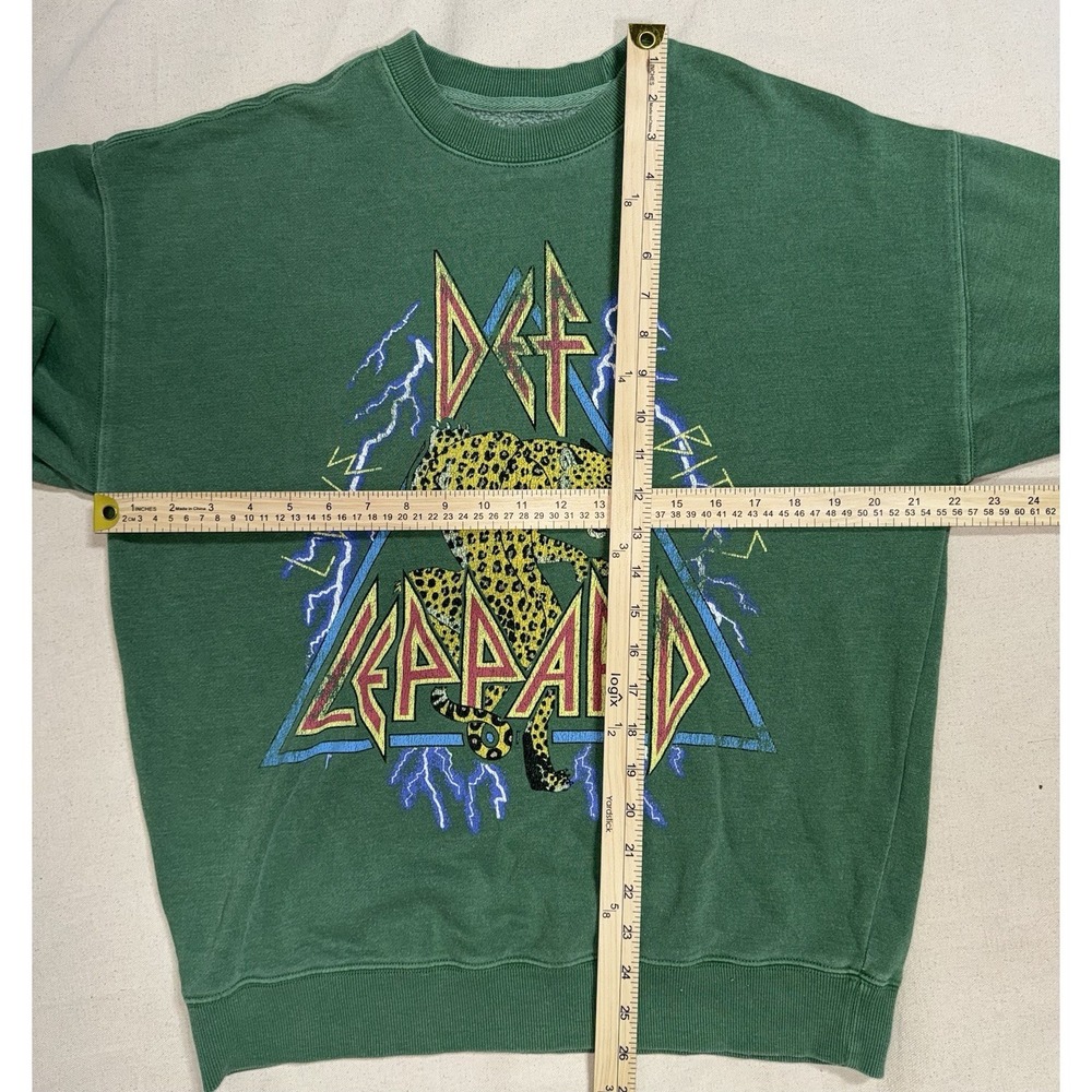 Def Leppard Green Graphic Sweatshirt Rhinestone Star Sleeves Women's Size S - Picture 6 of 6
